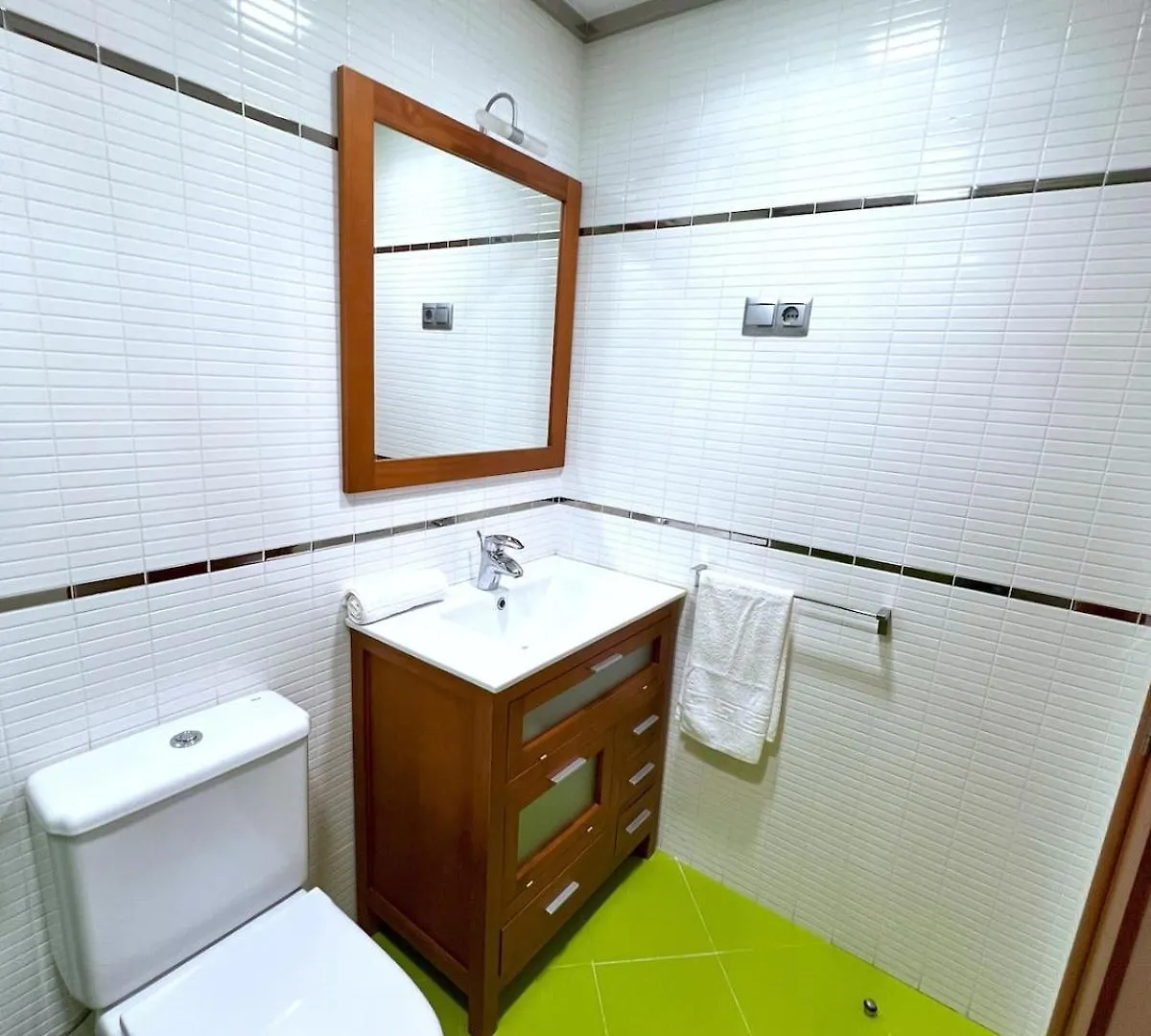 Evans Realty Bj Terraza & Garaje & 3 Habs & 2 Banos Velez Malaga