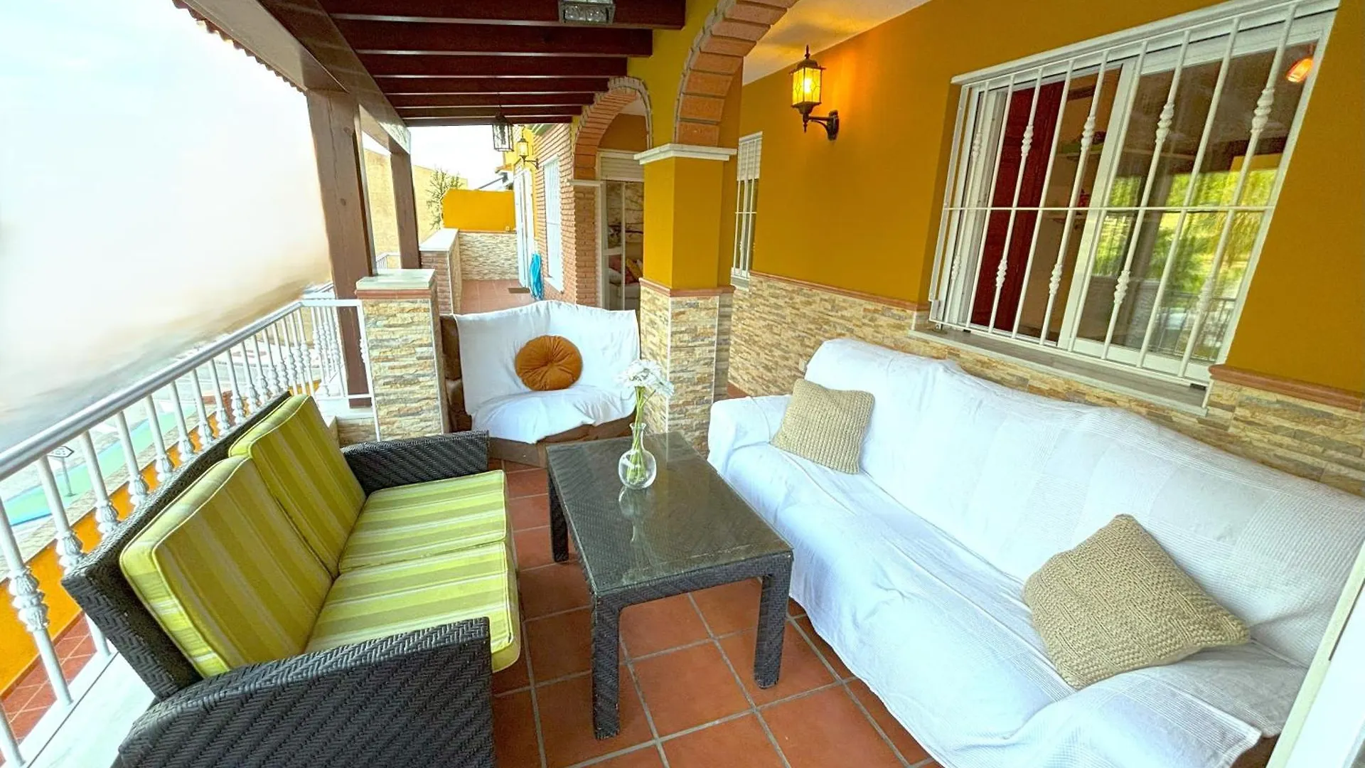 Evans Realty Bj Terraza & Garaje & 3 Habs & 2 Banos Velez Malaga Spain